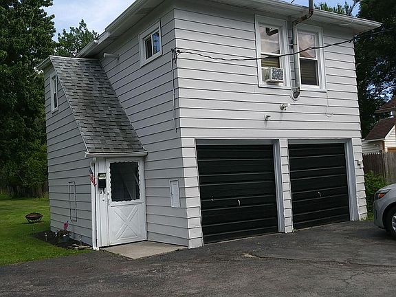 3rd image of 81 1/2 Hagen Ave