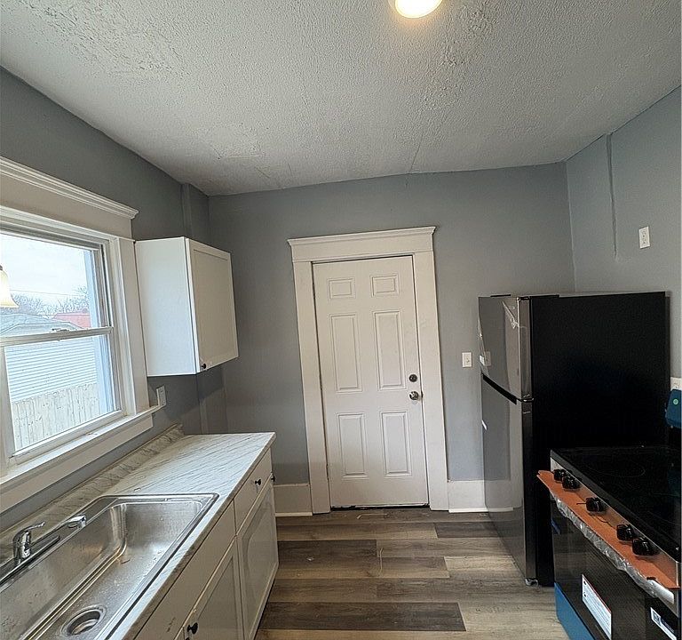 2nd image of 918 Lovers Ln