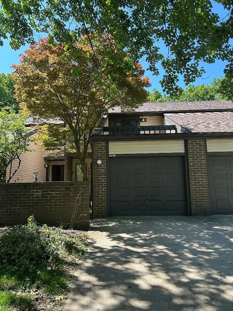 3 Bedroom Condo with Full Finished Basement for Rent — Photo 1