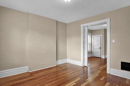 4th image of 4938A Sutherland Ave
