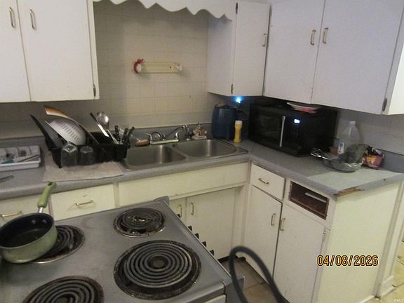 5th image of 617 W 5th St