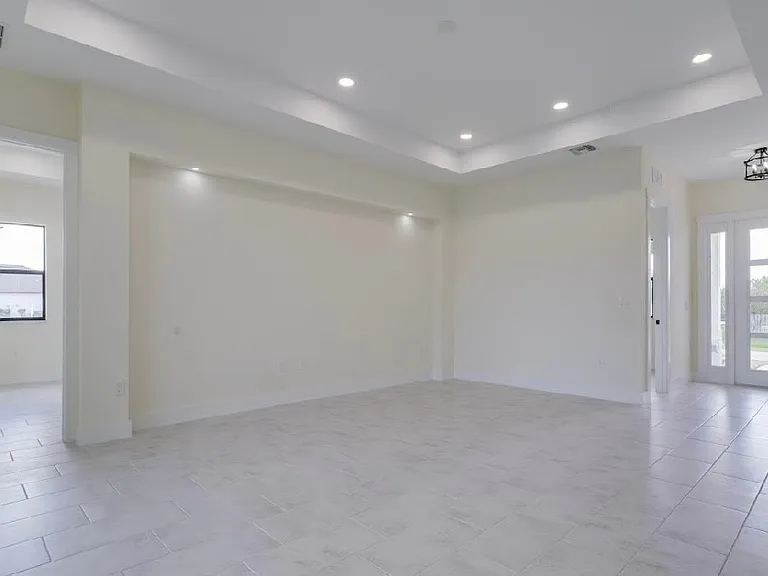 141 SW 37th Pl — Photo 7