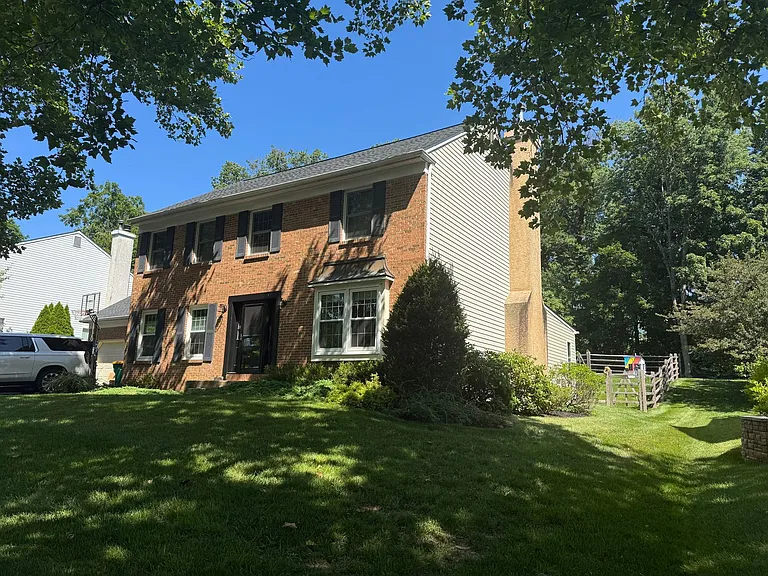 18 Steeplechase Dr — Photo 2