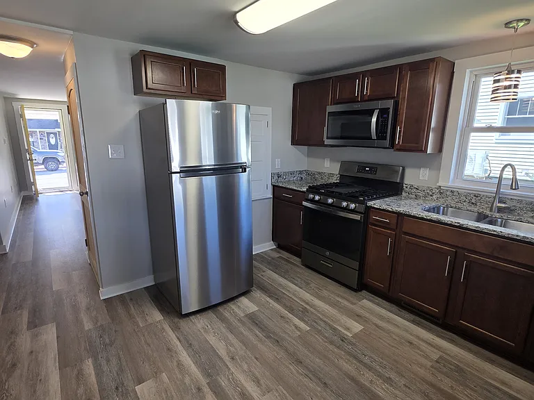 416 Pleasant St — Photo 7