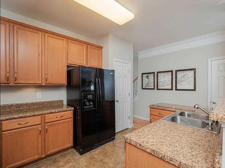 619 Elm Ave — Photo 4