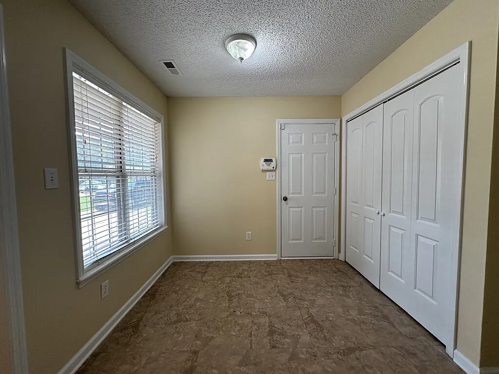 3 bed, 2.0 bath, 1182 sqft, $1,575 — Photo 4