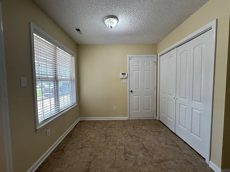 305 Firethorn Ln — Photo 4