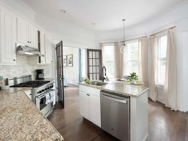 935 Greenwood Ave NE #A — Photo 2