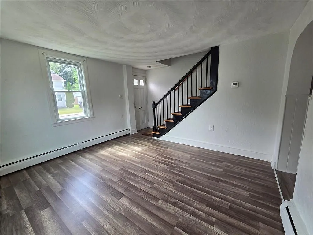 3 bed, 1.0 bath, 918 sqft, $2,000 — Photo 4