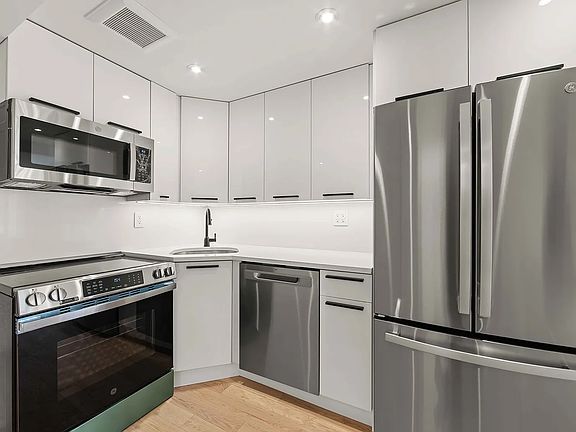 2nd image of 35 Park Pl APT 1
