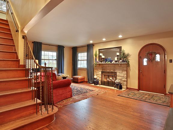 3rd image of 222 E Schreyer Pl