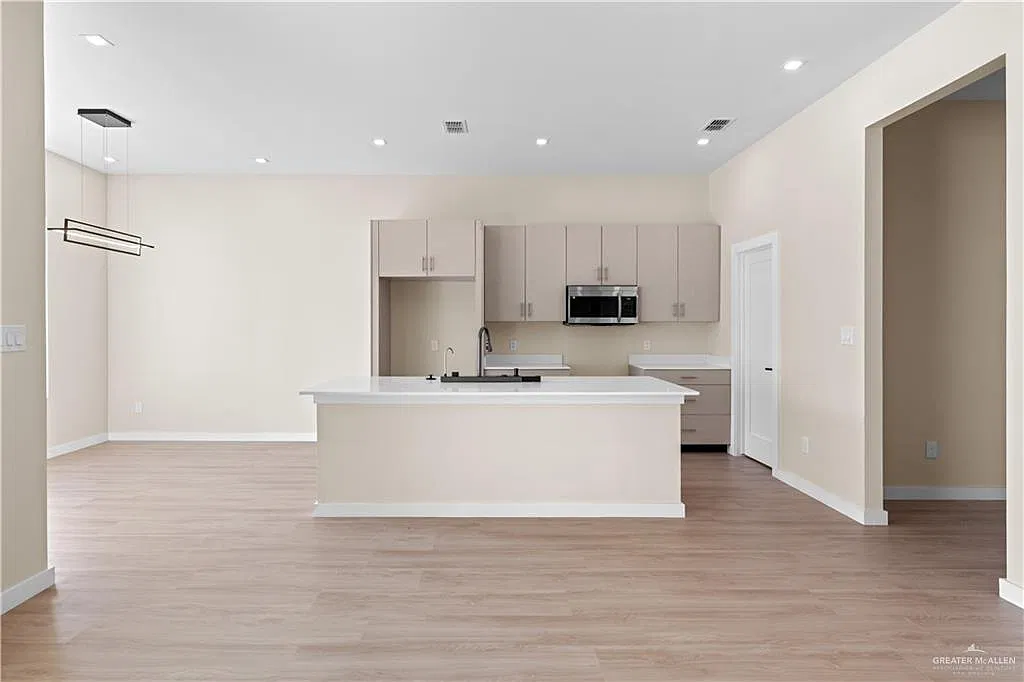 3 bed, 2.0 bath, 1549 sqft, $1,900 — Photo 3