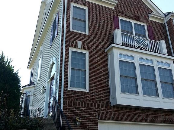End-unit, Brick Front, Filled with natural light