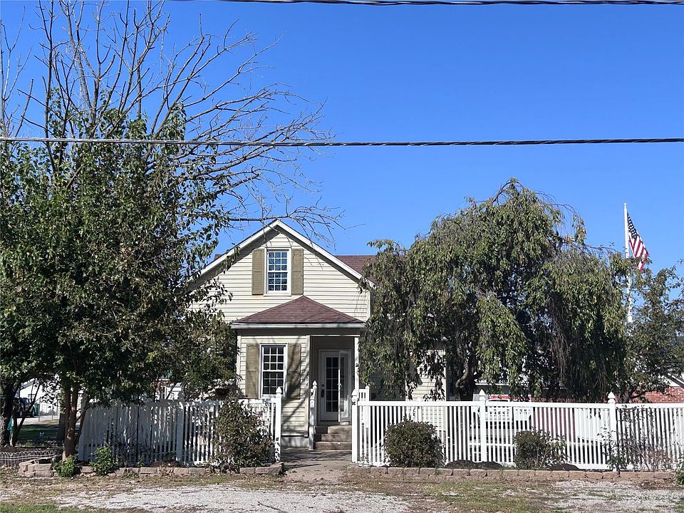 1st image of 104 W Mascoutah St