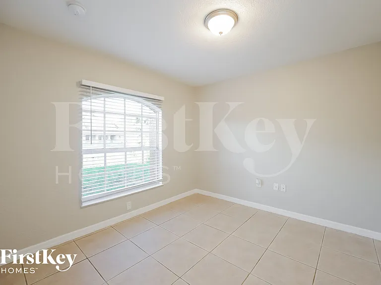 652 Keller St E — Photo 11