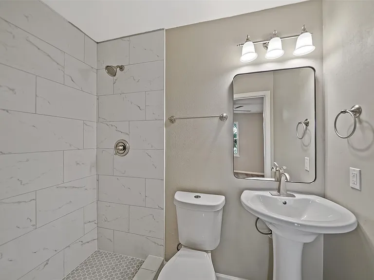 2122 Stadium Dr — Photo 9
