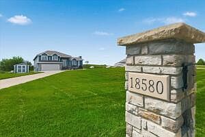 3rd image of 18580 Taylor Ln