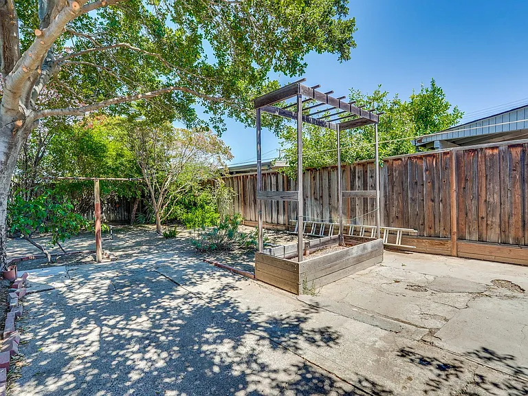 940 N 6th St — Photo 31