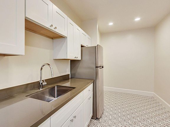4th image of 2235 Larkin St APT 9