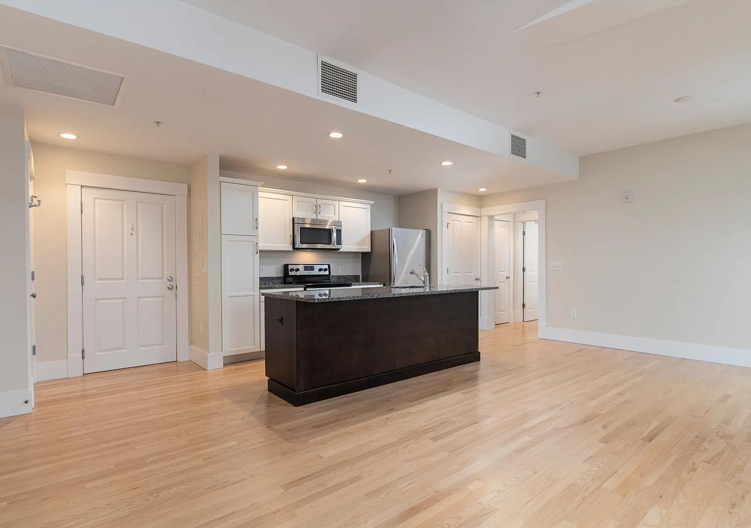Brooks House - 2 Bed/2 Bath Apartment, 888 Sq. Ft. - $2,850 Available 11/1/26 — Photo 4