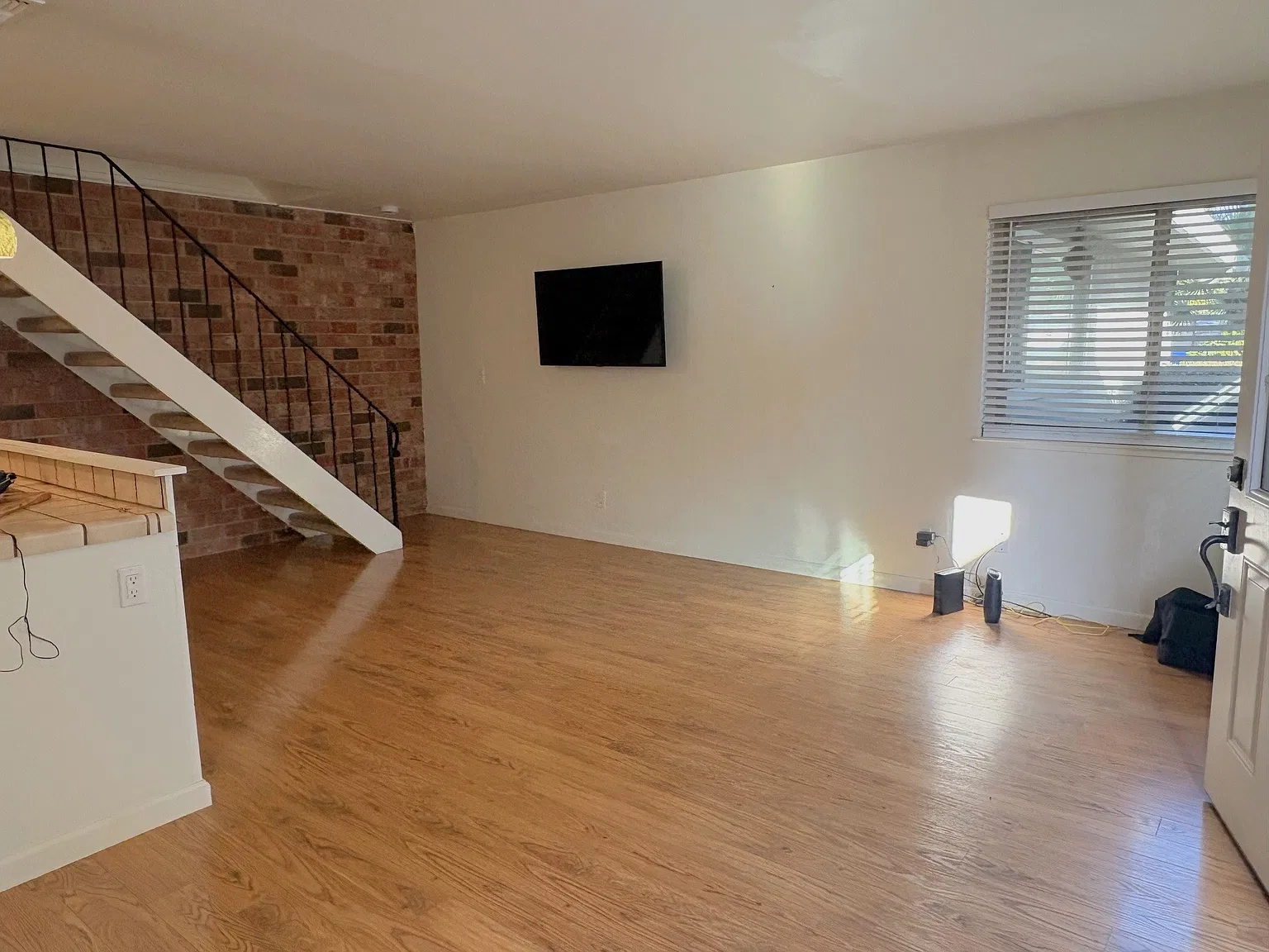 2 bed, 890 sqft, $3,150 — Photo 1