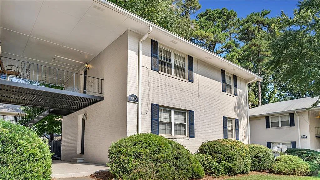 2 bed, 1.0 bath, 840 sqft, $1,615 — Photo 1