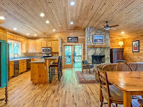 365 Spring Cove Trl, Lakemont, GA 30552
