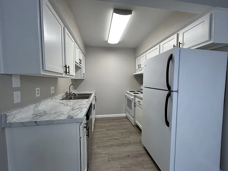 Cambridge Oak Apartments 816 Oak St — Photo 3