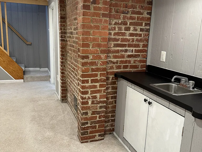 10 N Floyd St — Photo 32