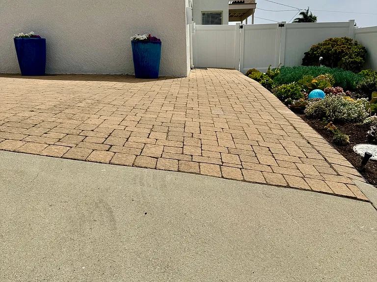 572 Harloe Ave — Photo 2