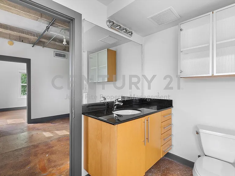 329 E Colorado Blvd #202 — Photo 11