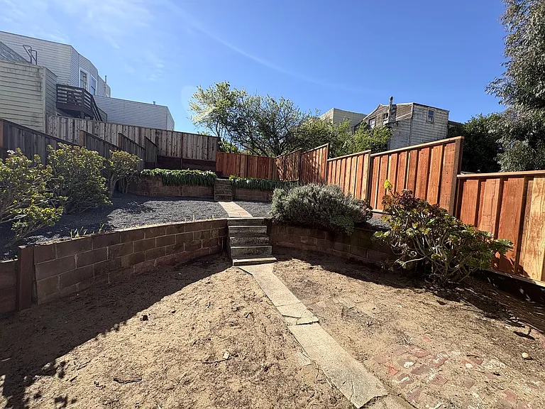 1327-1329 Judah Street — Photo 16