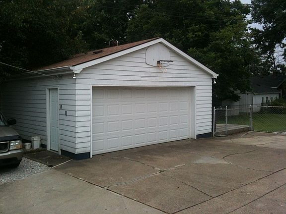 2.5 Car garage with opener