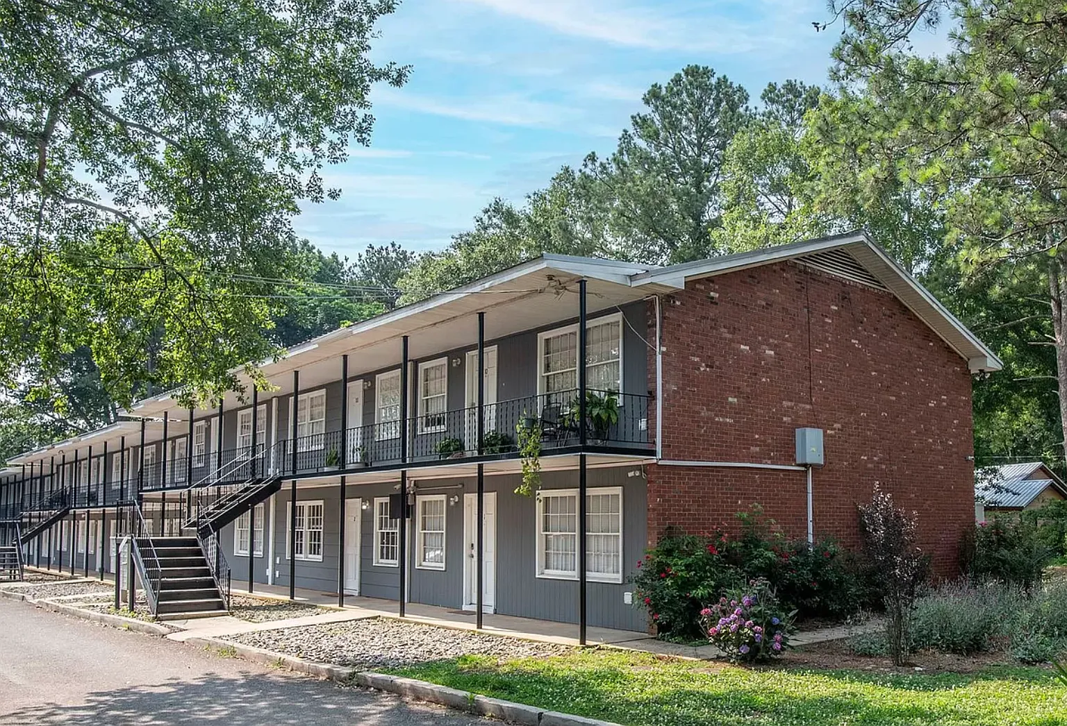 2 bed, 725 sqft, $1,200 — Photo 1