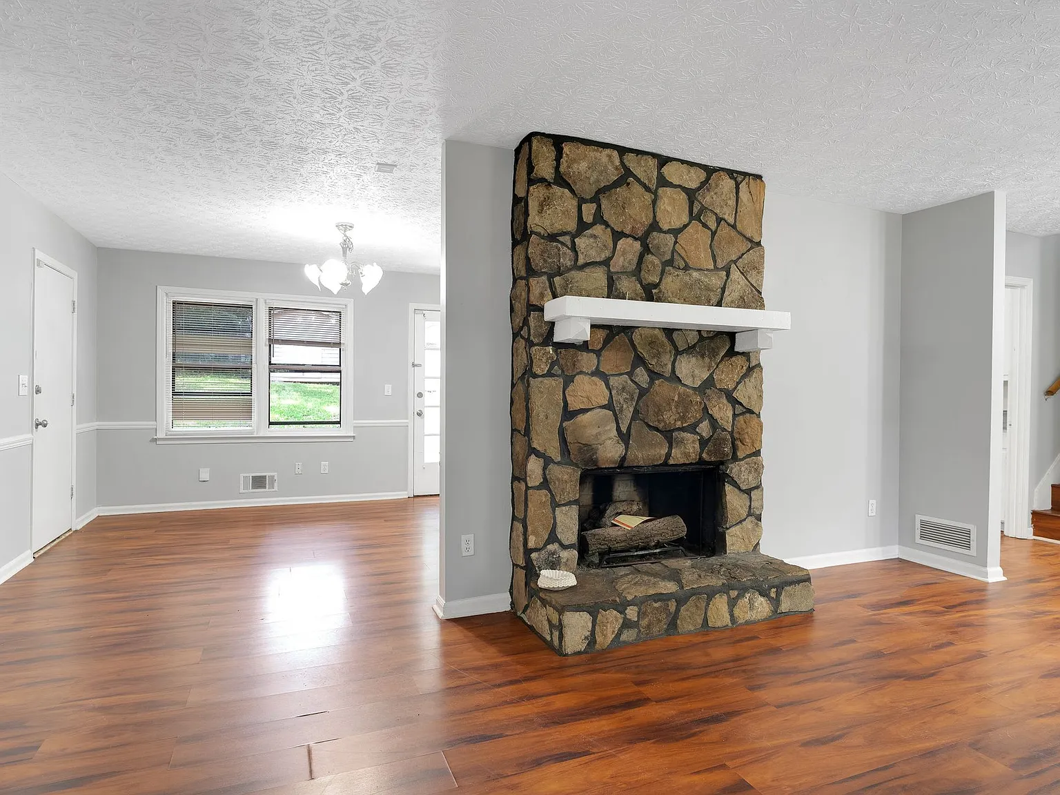 1675 Oak Ridge Way — Photo 3