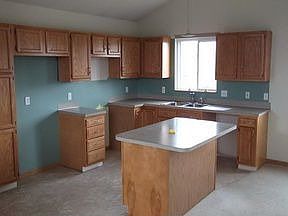 3rd image of 637 Willow St