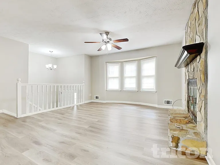 3735 Linwood Way — Photo 3