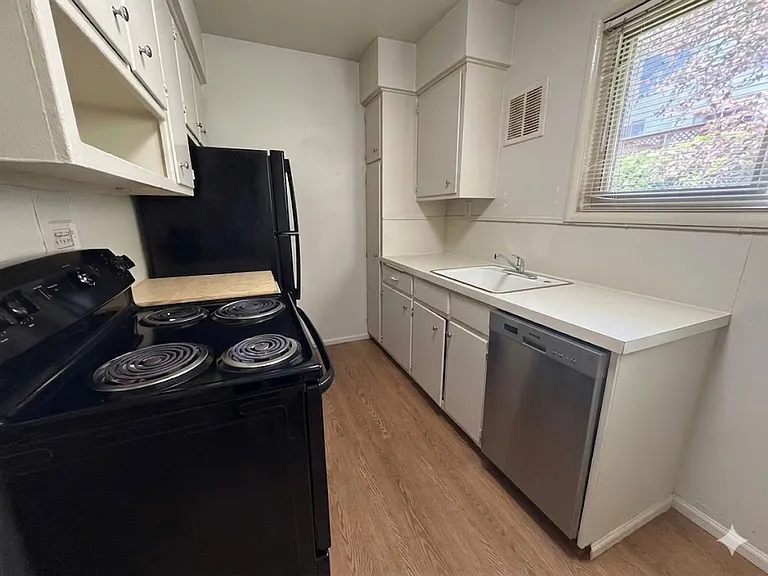 Richardson Court Apartments — Photo 9