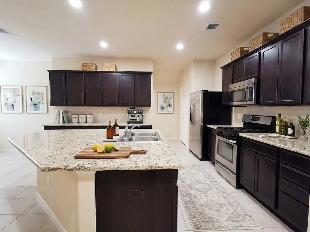 4 bed, 2.0 bath, 2098 sqft, $2,090 — Photo 2