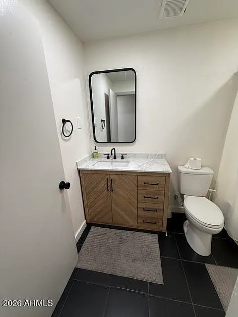 3 bed, 2.0 bath, 1100 sqft, $2,300 — Photo 4