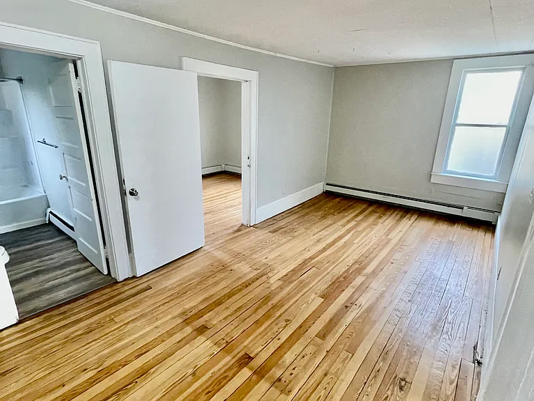 274 E Washington Ave — Photo 2