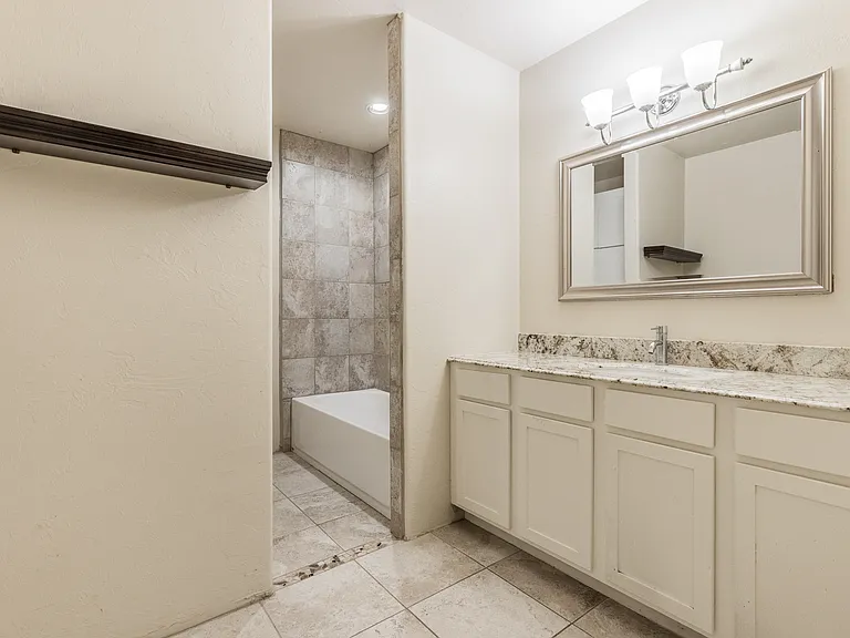 1906 Dorchester Dr — Photo 18