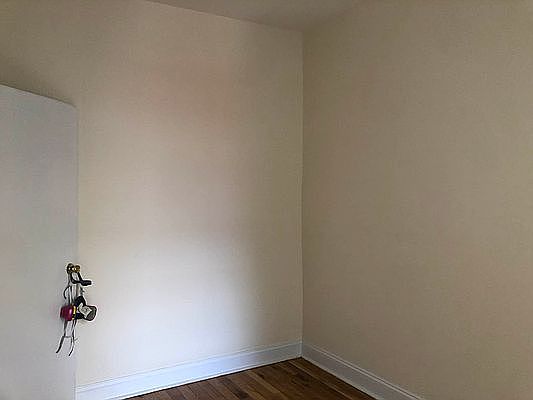 4th image of 176 Nagle Ave #505