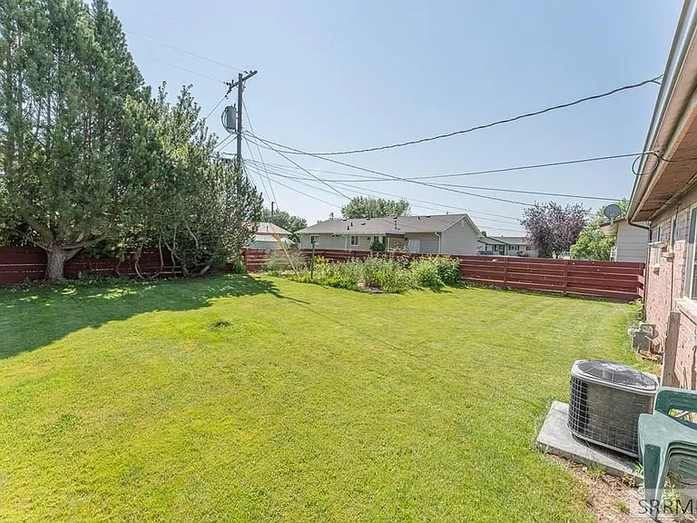 328 Melrose Dr — Photo 7