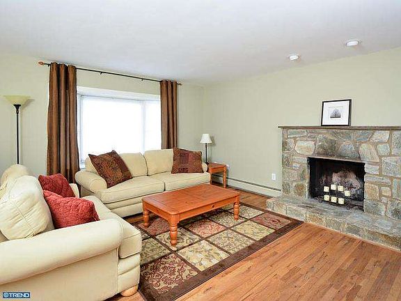 4th image of 8 Gloucester Dr