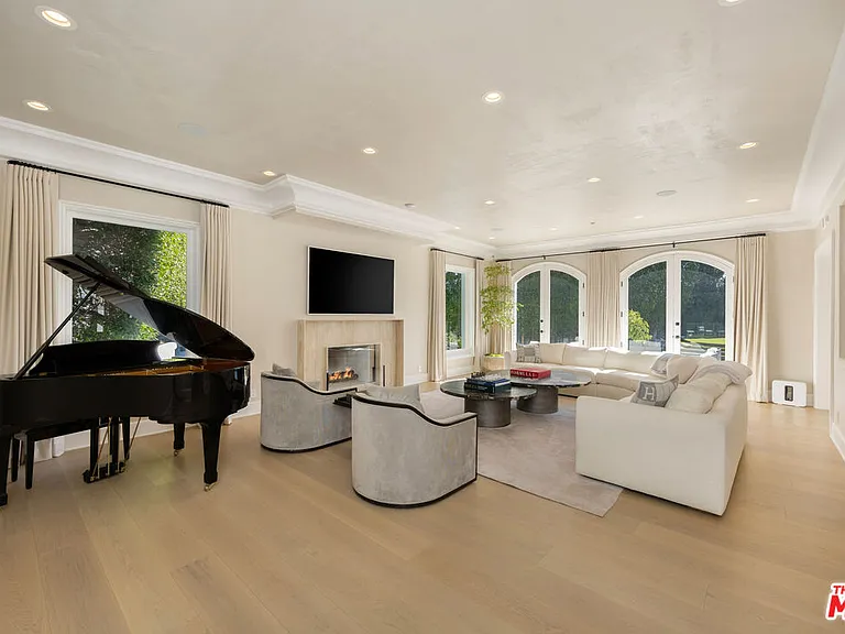 1424 N Doheny Dr — Photo 2