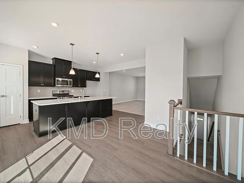 3 bed, 2.5 bath, 1978 sqft, $2,200 — Photo 2