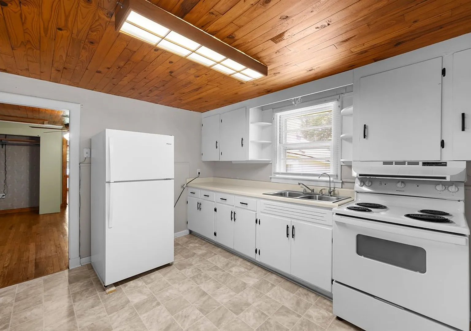 Family Friendly 2-bedroom Home — Photo 4