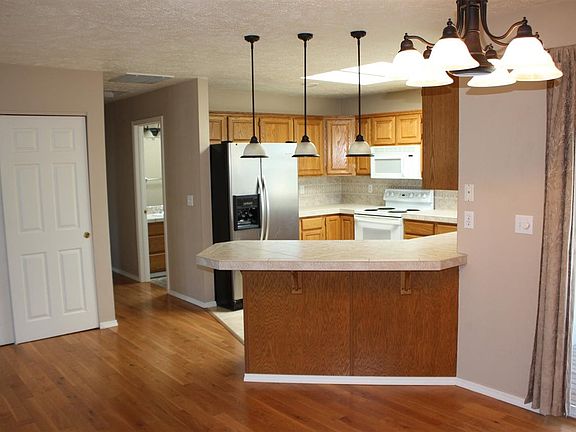 3rd image of 720 S Pine View Dr