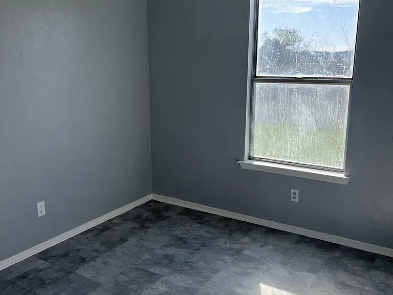 909 W Main St — Photo 10